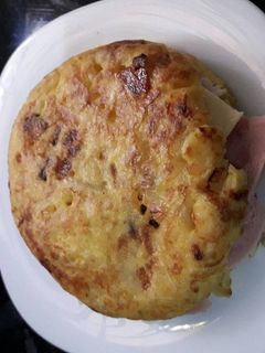 Una foto de Tortilla de española con jamón york y queso