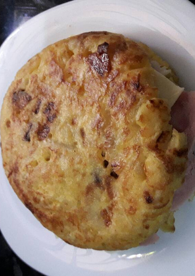 Una foto de Tortilla de española con jamón york y queso