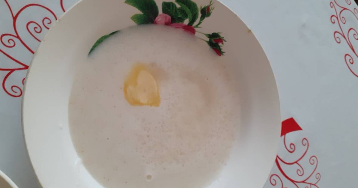 Каша комочками с молоке. Манная каша на сгущенном молоке. Манная каша сказка. Манная каша. Комки из манной каши.