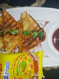 मैगी सैंडविच,(maggi sandwich recipe in hindi) रेसिपी मुख्य फोटो