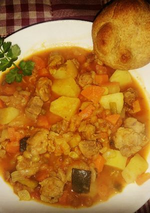 Una foto de Guiso de carne de cerdo con lo que hay en casa!!!