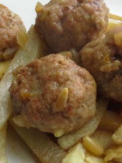 Una foto de Albóndigas con piñones en salsa de vino