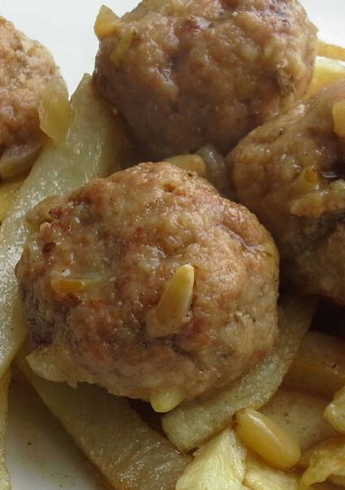 Una foto de Albóndigas con piñones en salsa de vino
