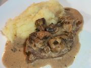Una foto de lomo a la pimienta y champiñones