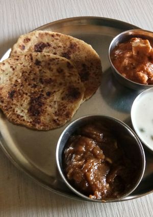 A picture of Panee rMakhana, grapes raita, rajgiri halwa and farari bhakhri.
