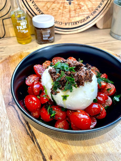 Une photo de 🍅 Salade de tomates cerises, Burrata à la Tapenade & basilic 🍅