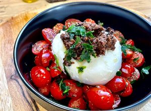 Une photo de 🍅 Salade de tomates cerises, Burrata à la Tapenade & basilic 🍅
