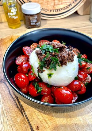 Une photo de 🍅 Salade de tomates cerises, Burrata à la Tapenade & basilic 🍅