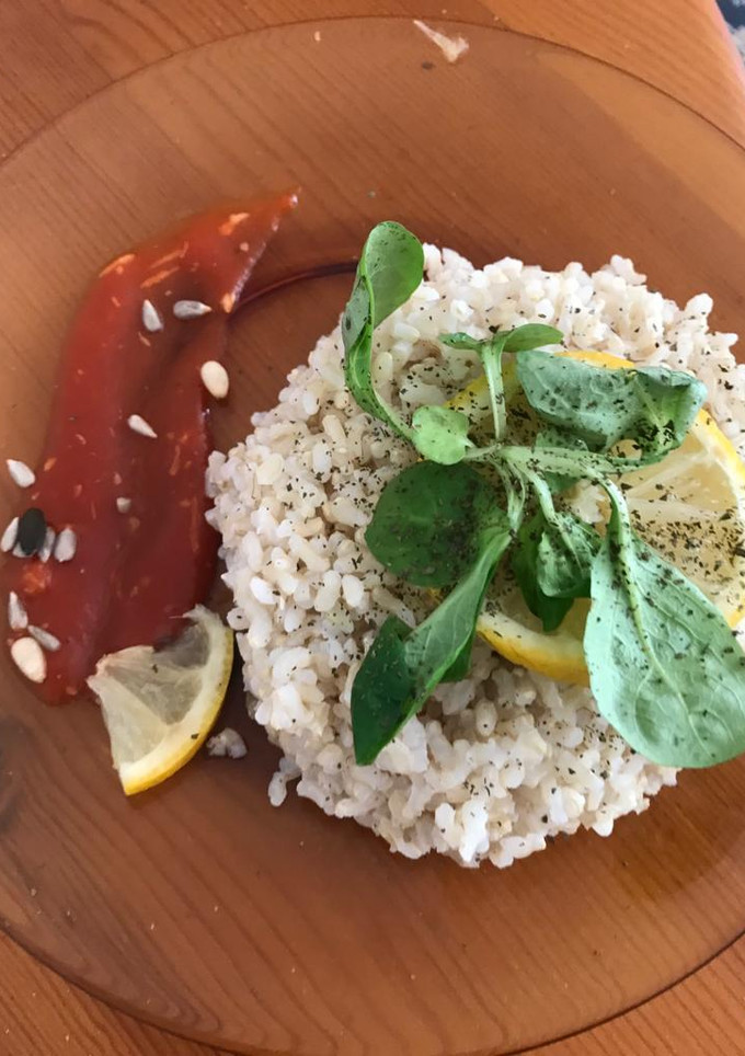 Una foto de Arroz con tomate, queso y un toque ácido de limón