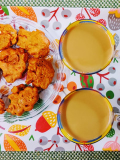 प्याज पकौड़े और चाय(Pyaz pakode aur chai recipe in Hindi) रेसिपी मुख्य फोटो