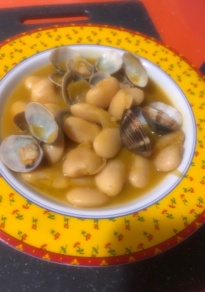 Una foto de Fabes con almejas