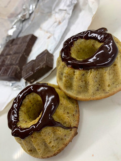 Una foto de Mini bundt cakes de naranja y avellana