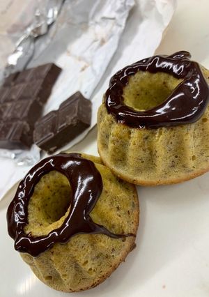 Una foto de Mini bundt cakes de naranja y avellana