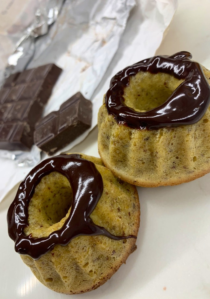 Una foto de Mini bundt cakes de naranja y avellana