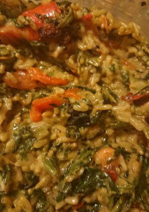 Una foto de Arroz con espinacas y morrón