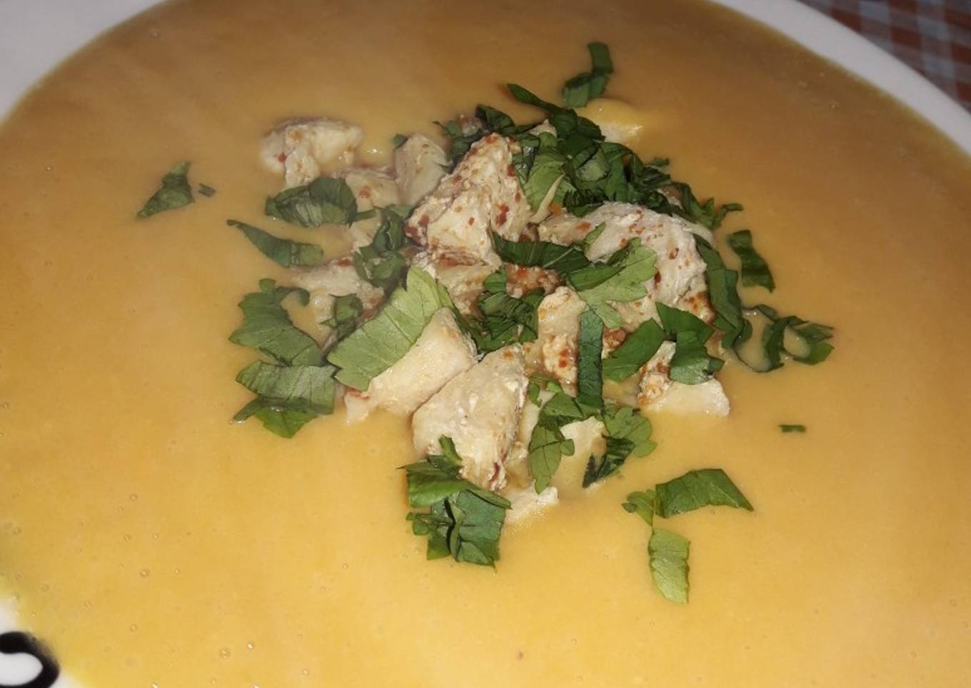 Sopa de calabaza, papa y batata con cubitos de pollos ! muysano♡
