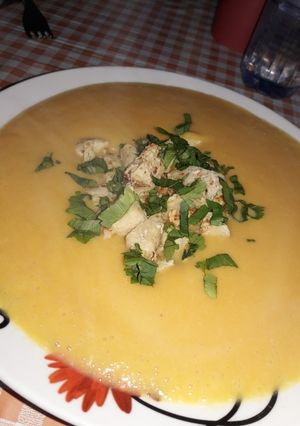 Una foto de Sopa de calabaza, papa y batata con cubitos de pollos ! muysano♡