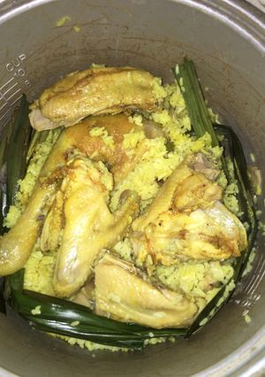 Hình của món Cơm gà nấu nồi cơm điện.