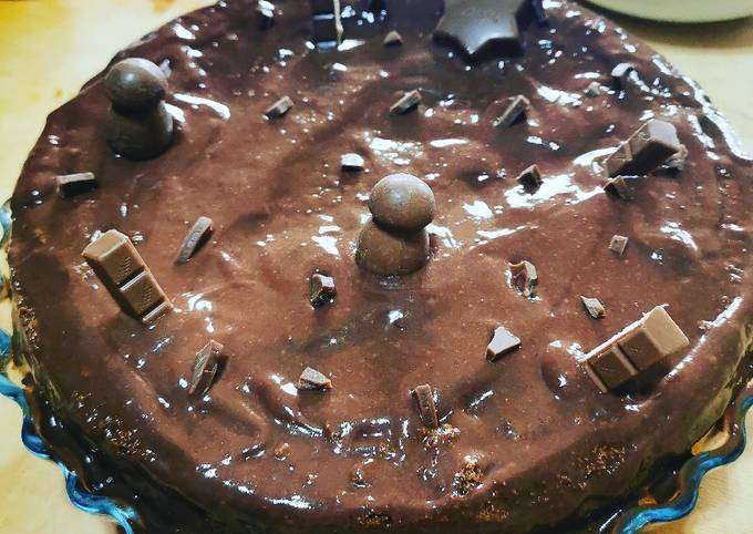 Torta al cioccolato decorata