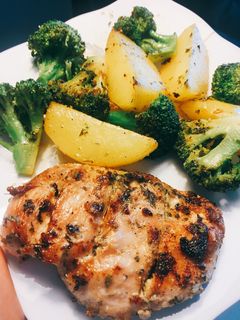 Foto resep Grill chicken with sauté broccoli and potatoes