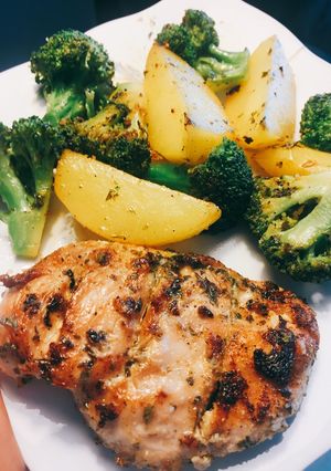 Foto resep Grill chicken with sauté broccoli and potatoes