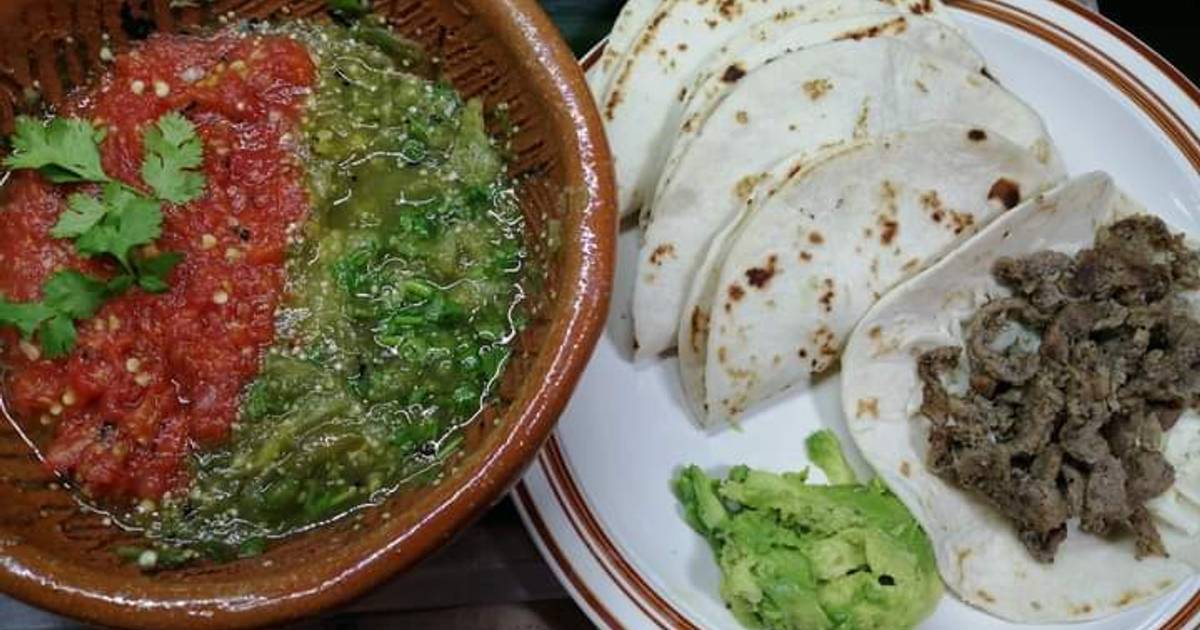 Tacos de harina con milanesa sazonada y salsas roja y verde Receta de