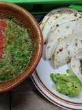 Tacos de harina con milanesa sazonada y salsas roja y verde
