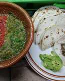 Tacos de harina con milanesa sazonada y salsas roja y verde