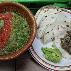 Una foto de Tacos de harina con milanesa sazonada y salsas roja y verde