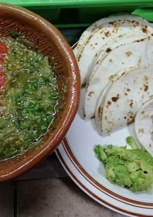 Una foto de Tacos de harina con milanesa sazonada y salsas roja y verde