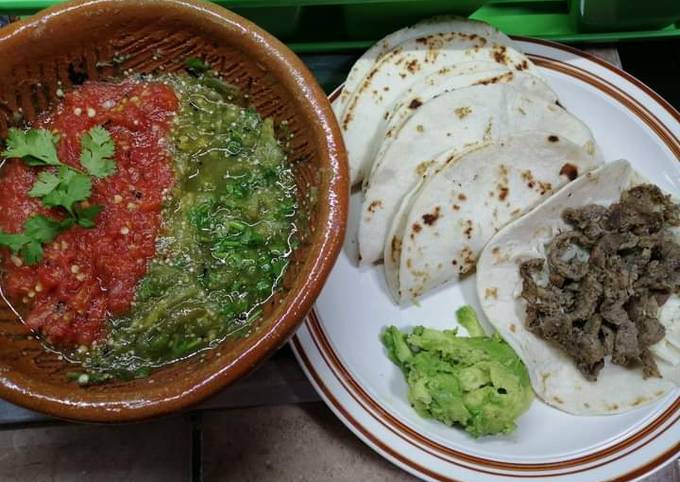 Tacos de harina con milanesa sazonada y salsas roja y verde Receta de  Recetas Caseras Nora - Cookpad