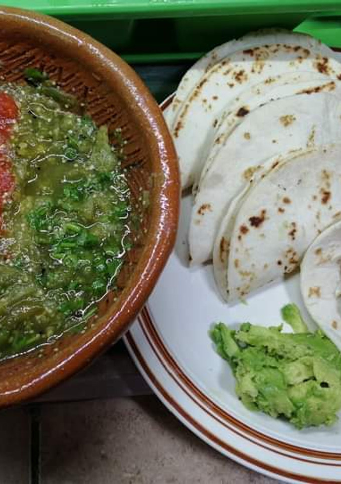 Una foto de Tacos de harina con milanesa sazonada y salsas roja y verde