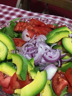 Una foto de Ensalada palta rúcula y algo más