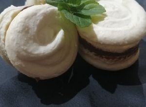Una foto de Macarons con relleno sabor chocolate