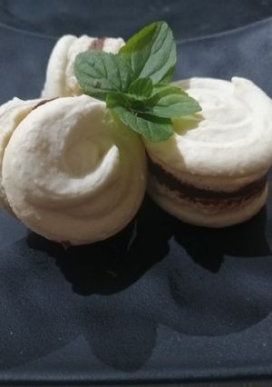 Una foto de Macarons con relleno sabor chocolate