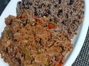 Una foto de arroz y habichuelas y carne