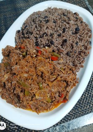 Una foto de Ropa vieja y arroz moro 👩‍🍳Day🇨🇺