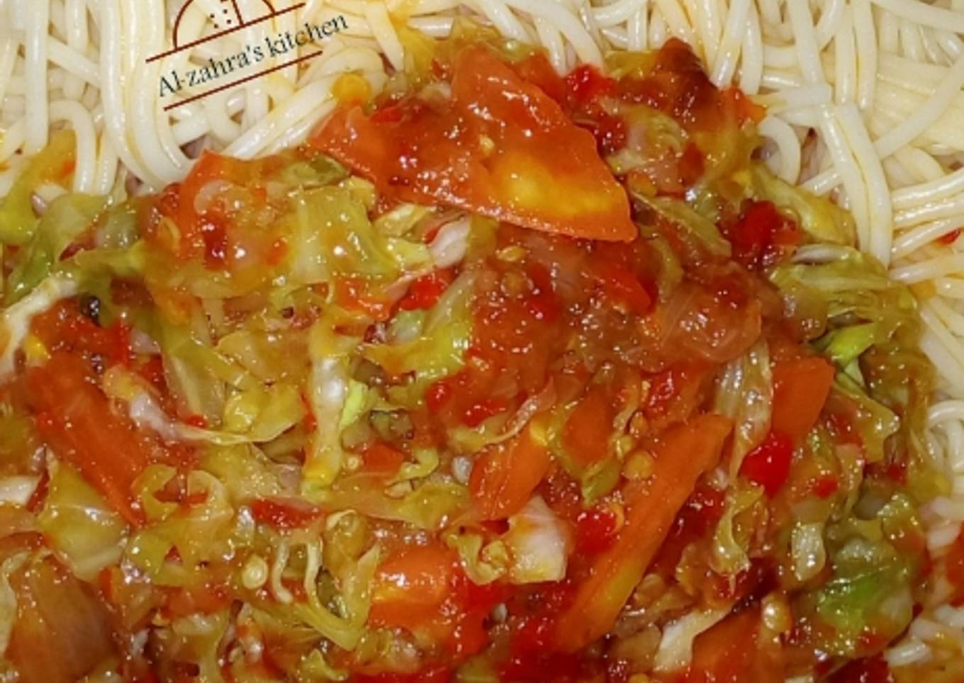 Spaghetti with cabbage and tomatoes sauce