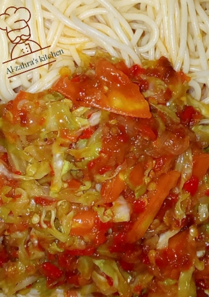 A picture of Spaghetti with cabbage and tomatoes sauce.
