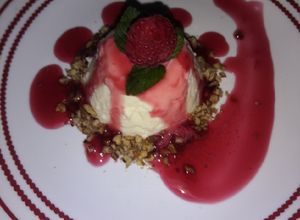 Una foto de Panacotta de coco con coulis de jamaica y mezcal oaxaqueño