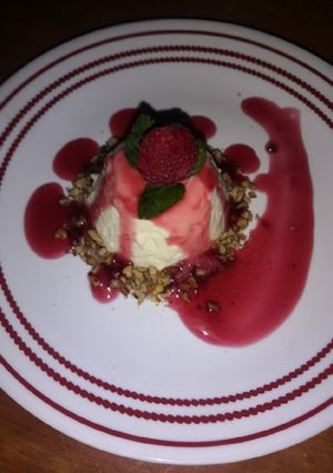 Una foto de Panacotta de coco con coulis de jamaica y mezcal oaxaqueño