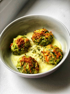 Una foto de Bolitas de brócoli, coliflor y zanahoria