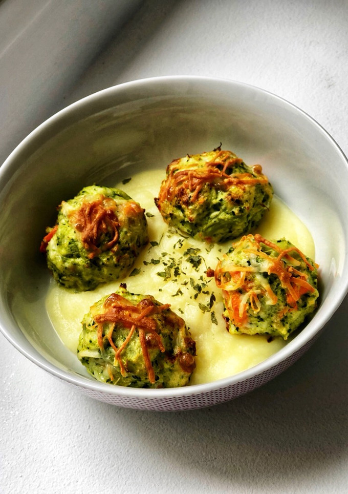 Una foto de Bolitas de brócoli, coliflor y zanahoria