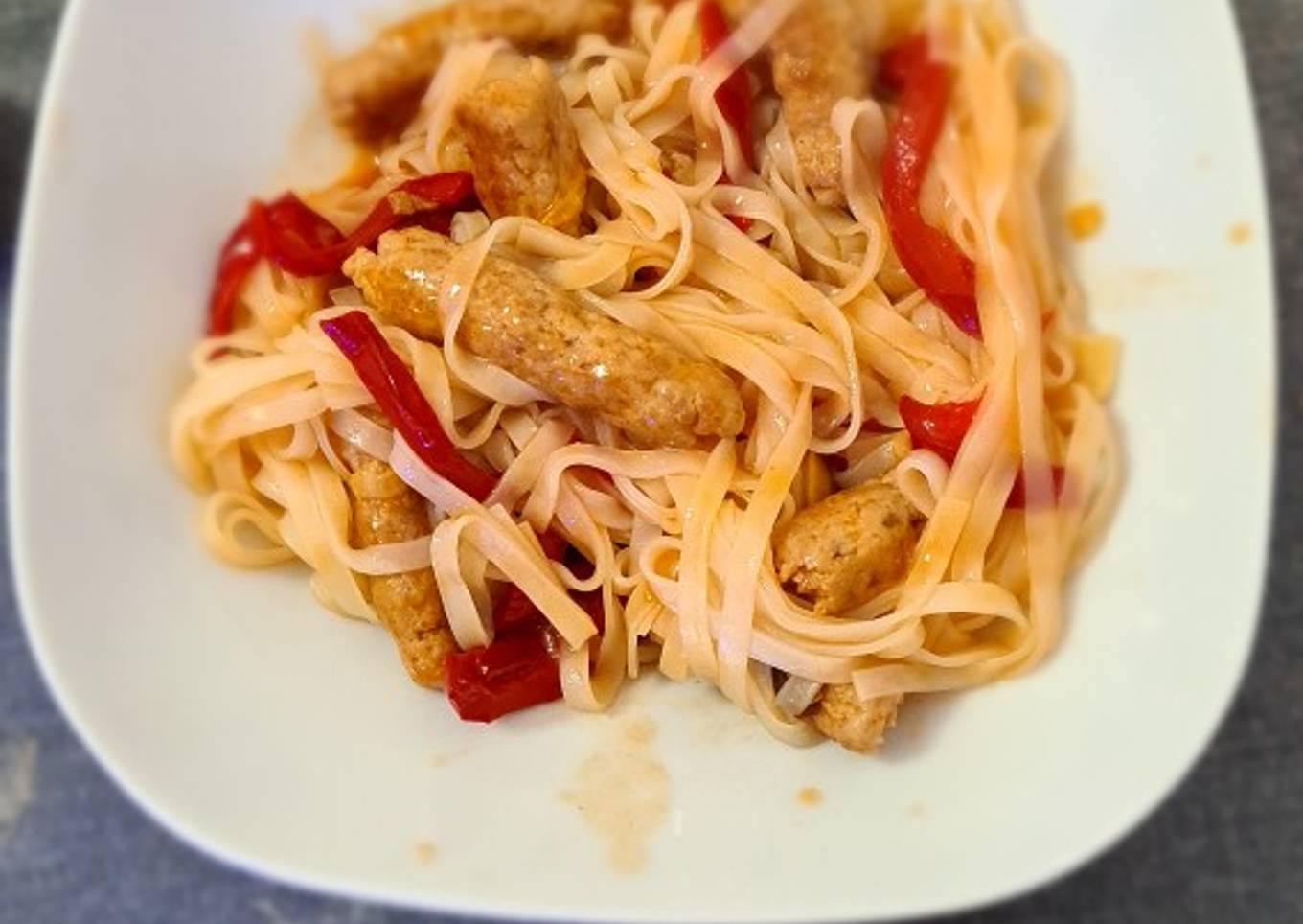 Noodles con rollitos de carne picada y salsa agridulce
