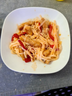 Una foto de Noodles con rollitos de carne picada y salsa agridulce