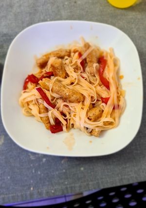 Una foto de Noodles con rollitos de carne picada y salsa agridulce