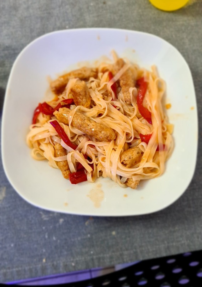 Una foto de Noodles con rollitos de carne picada y salsa agridulce