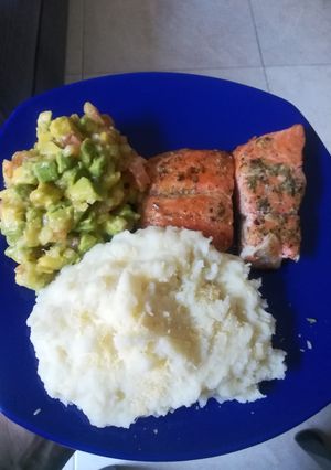 Una foto de Salmón acompañado de puré de papas y ensalada de aguacate