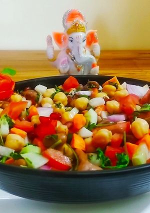हेल्दी हाई प्रोटीन सलाद (Healthy High Protein Salad recipe in Hindi) रेसिपी मुख्य फोटो