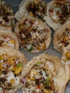 ब्रेड कटोरी पिज़्ज़ा (Bread Katori Pizza recipe in Hindi) रेसिपी मुख्य फोटो